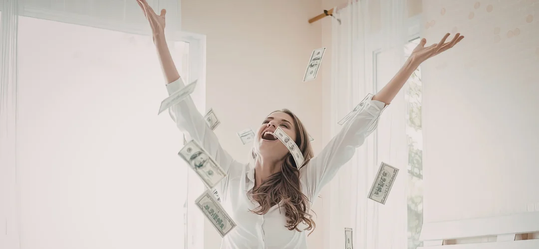 Mujer lanzando billetes al aire con alegría